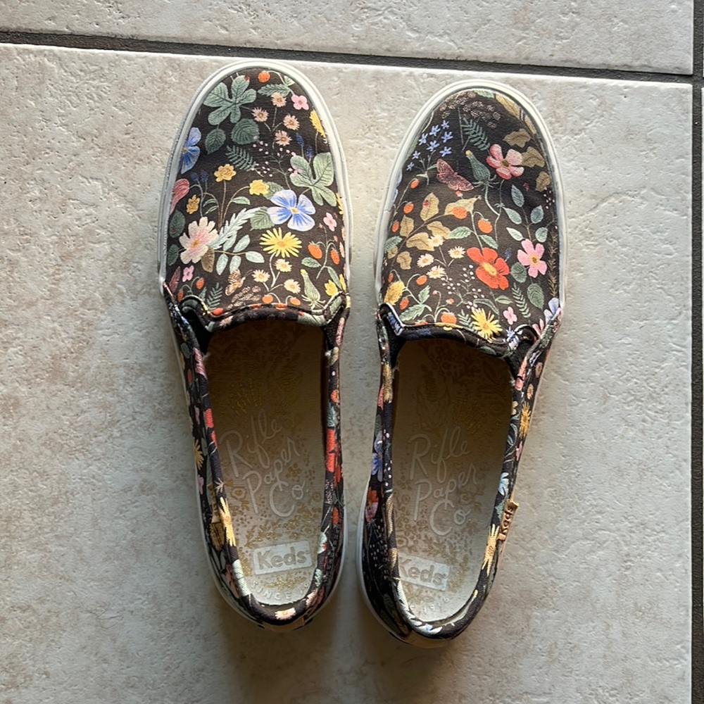 Beautiful shoes never worn just tied on